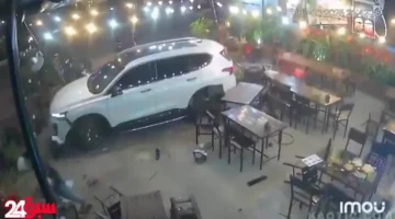 دهس مروع لوالدة صاحب مطعم.. شاب يقتحم بسيارته وينهي حياتها لسبب غامض